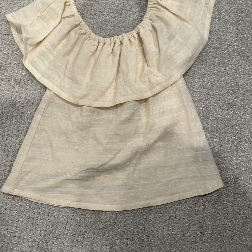 Cream of the shoulder top. NWT Size S